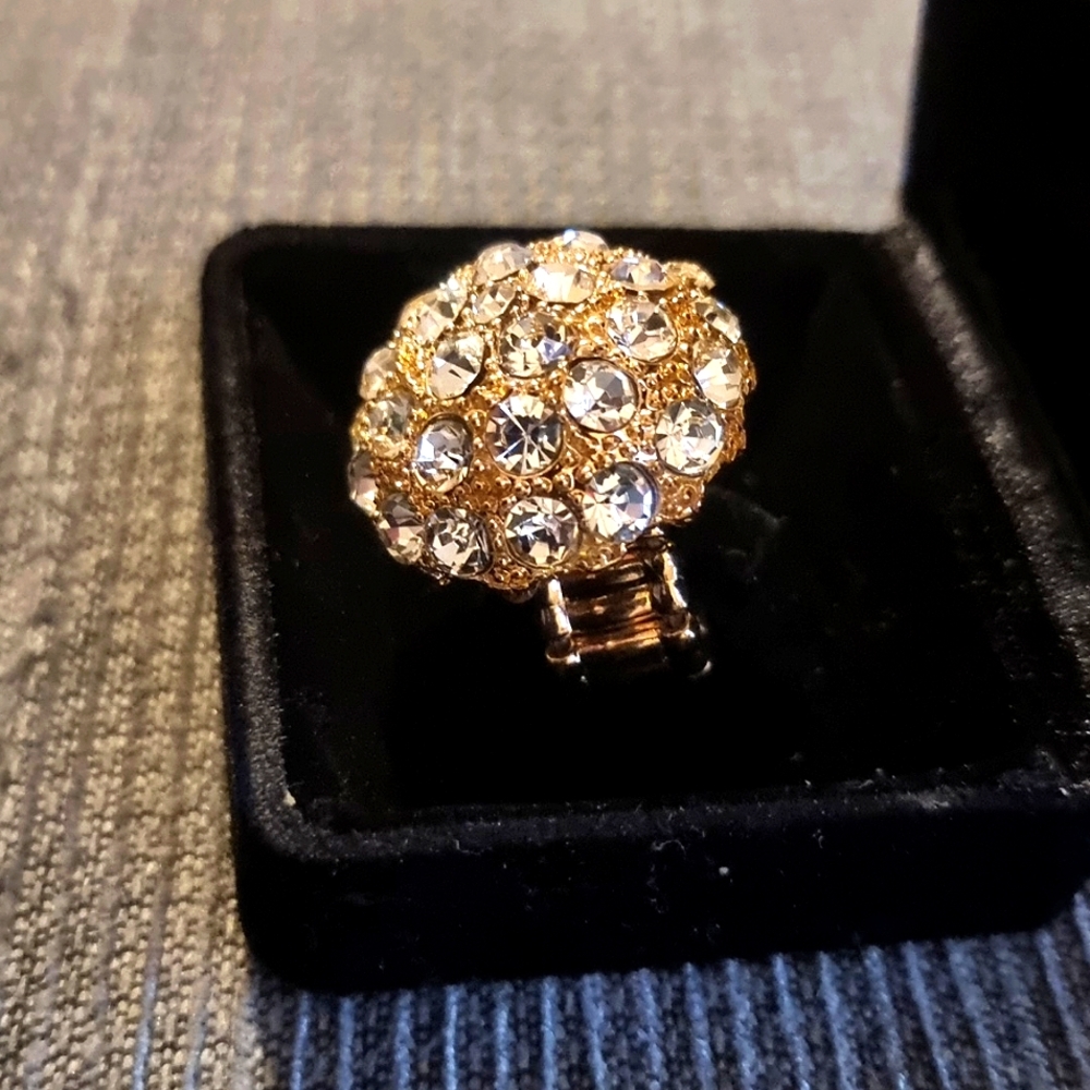 Gold Tone Rinstone Ring